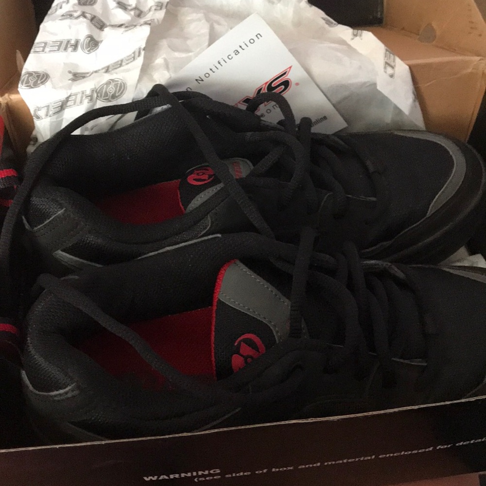 barely used heelys!! size 7!! :D